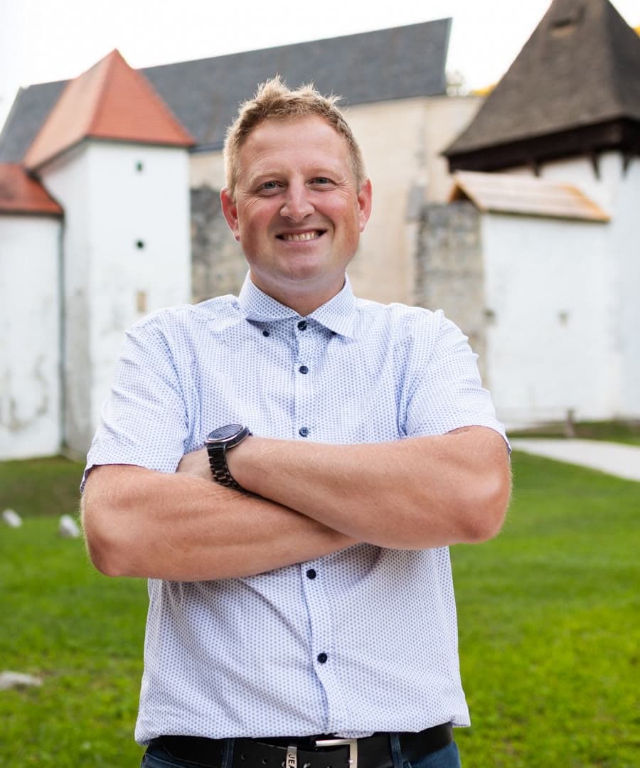 Tomaž Pahole pred Žičko kartuzijo